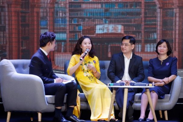 Đại diện các dịch giả của bộ Bjj8 link không chặn MSutong chia sẻ tại tọa đàm