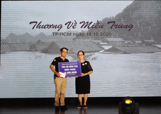 Đại diện BJ888 COM trao tặng 10 triệu đồng cho đêm nhạc