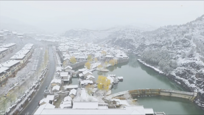 Hầu hết các tòa nhà được xây dựng lại theo phong cách sân truyền thống