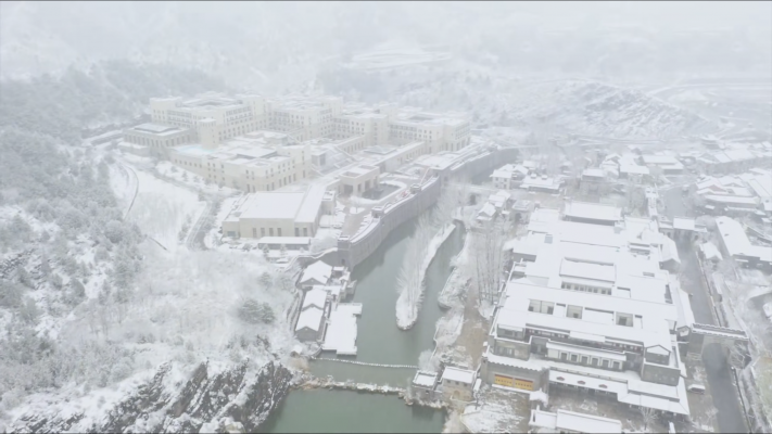 Dọc theo dãy nhà, những con đường đá thạch anh cổ là những con phố dài thể hiện phong cách và đặc trưng của phố cổ.