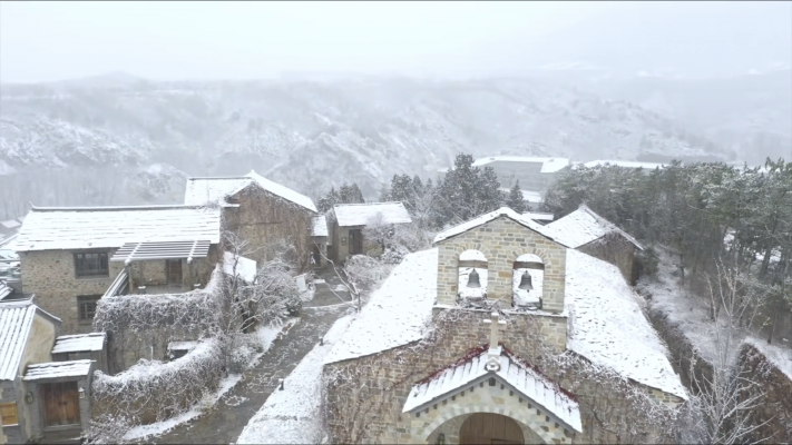 Dọc theo dãy nhà, những con đường đá thạch anh cổ là những con phố dài thể hiện phong cách và đặc trưng của phố cổ.