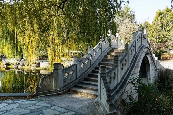 Cây cầu uốn cong trải dài nối hai bên bờ cùng rặng liễu tạo nên một khung cảnh thật nên thơ