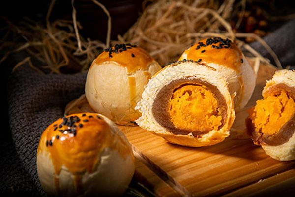 Chiếc bánh nướng nhân trứng muối được khách du lịch yêu thích