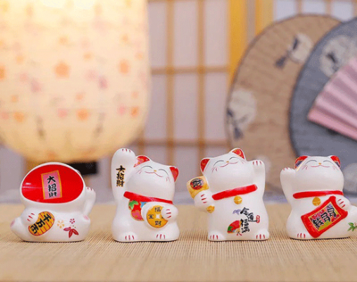 Con mèo may mắn: Tượng trưng cho sự may mắn và tốt lành