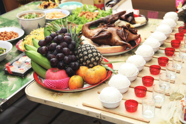 Dâng lễ vật lên Tổ tiên trong ngày Tết Nguyên Đán