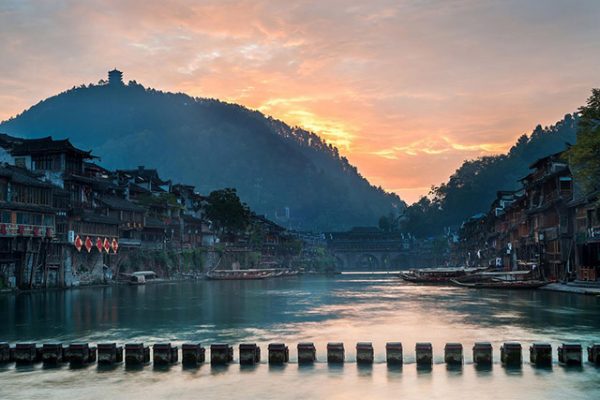 Cầu đá nhảy trên sông