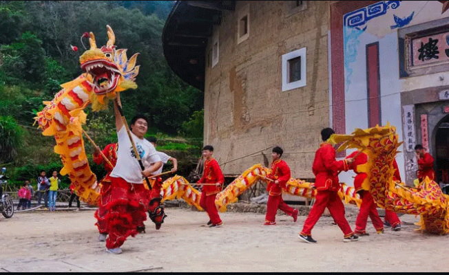 Xem múa rồng và múa sư tử