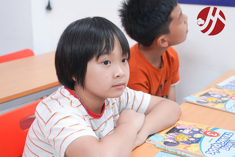 Trẻ em học ngoại ngữ nhanh hơn người lớn