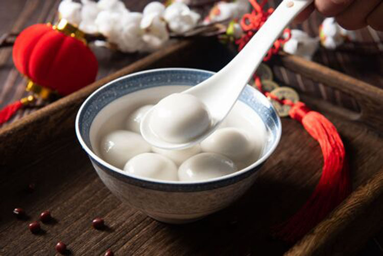 Ăn bánh trôi (Tangyuan - 汤圆)